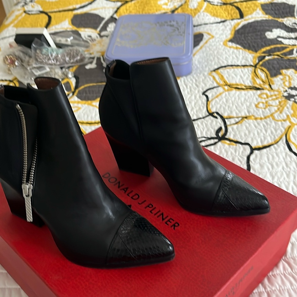 Donald J Pliner Black leather shooties